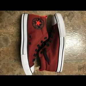 NWOT CONVERSE size 5 Men's /7 Women's